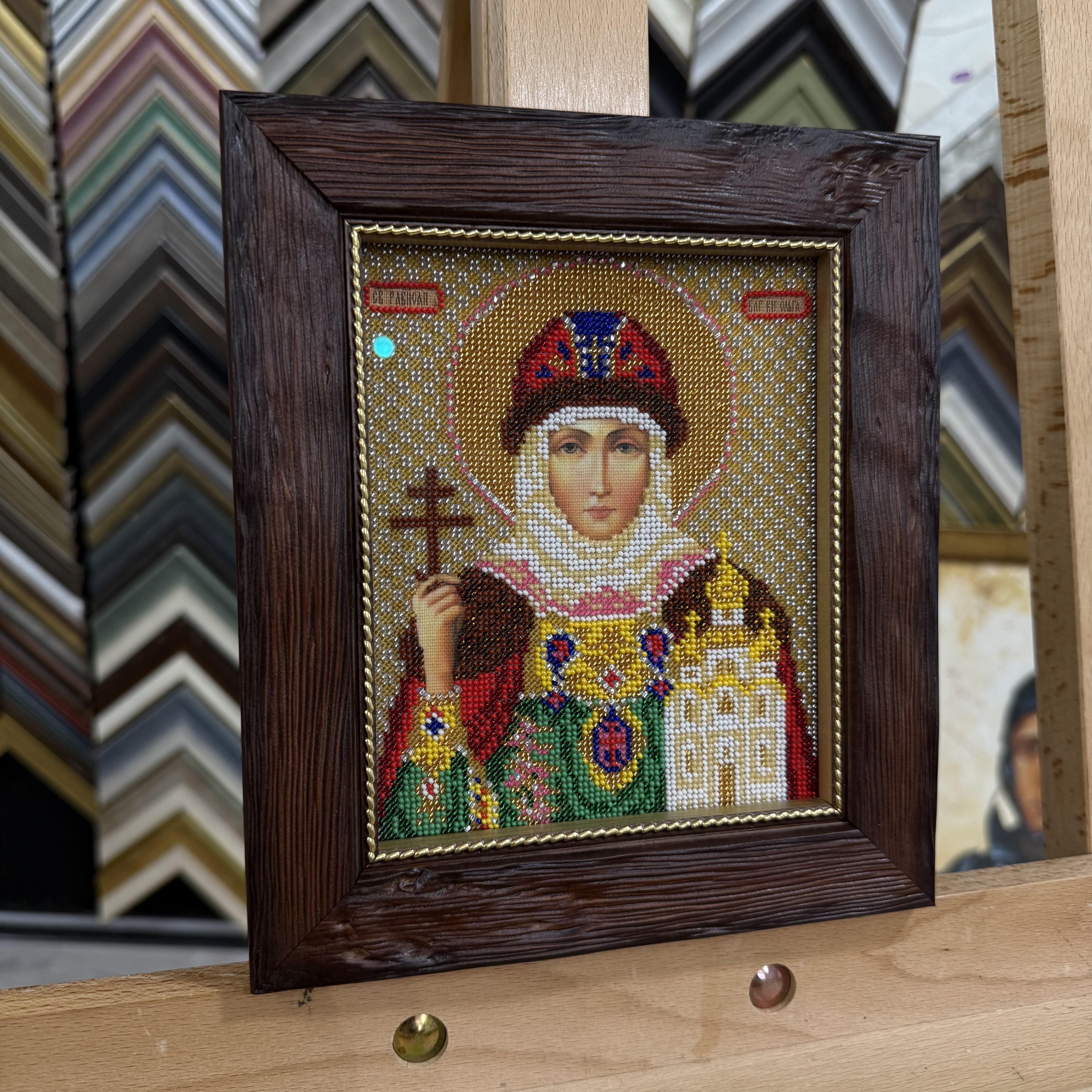 Оформление вышивки бисером «Святая Ольга»